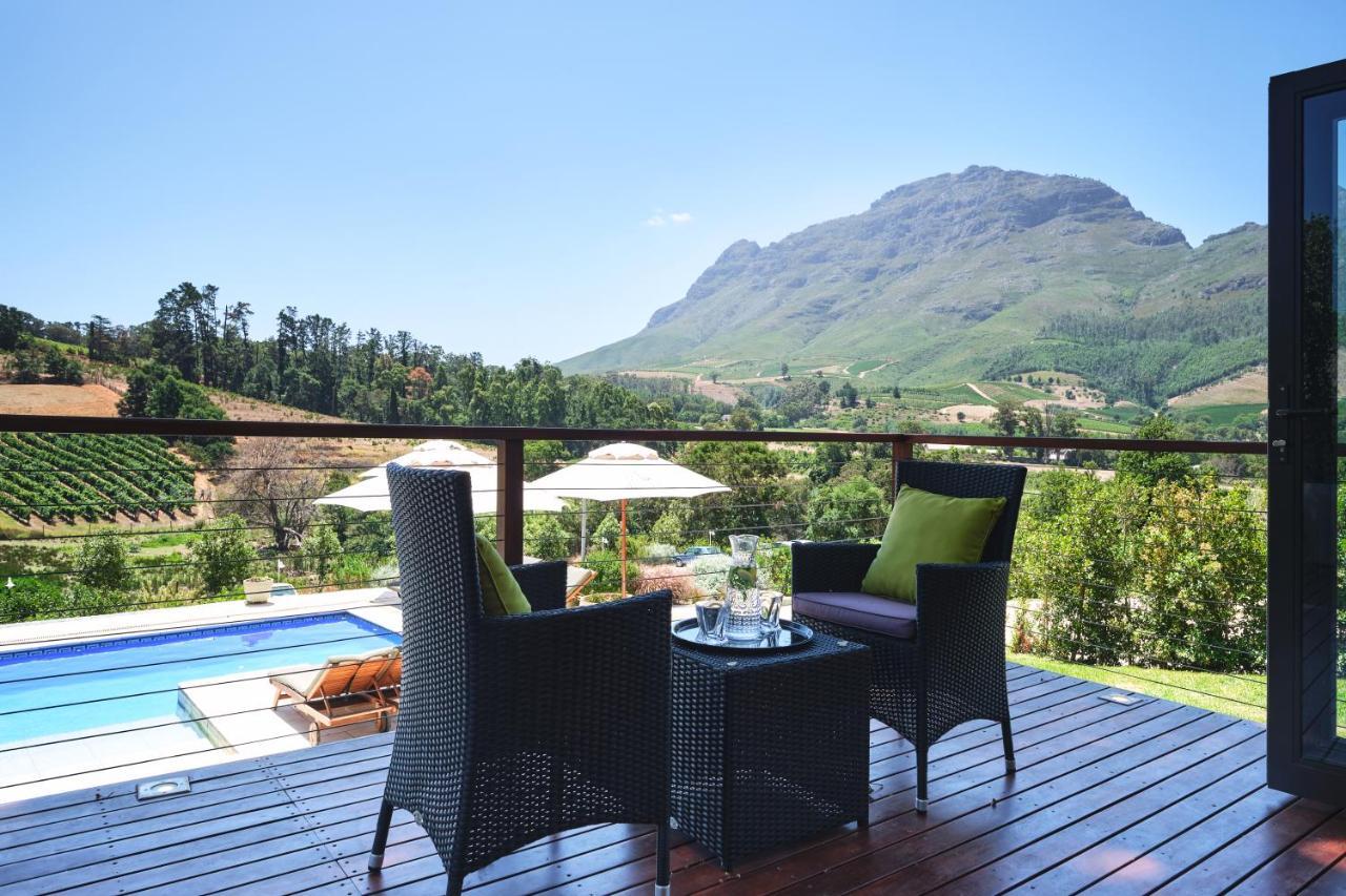 Alluvia Boutique Winery & Luxury Accommodation สเตลเลนบอช ภายนอก รูปภาพ View of the Hottentots-Holland Mountains from the Cape Winelands