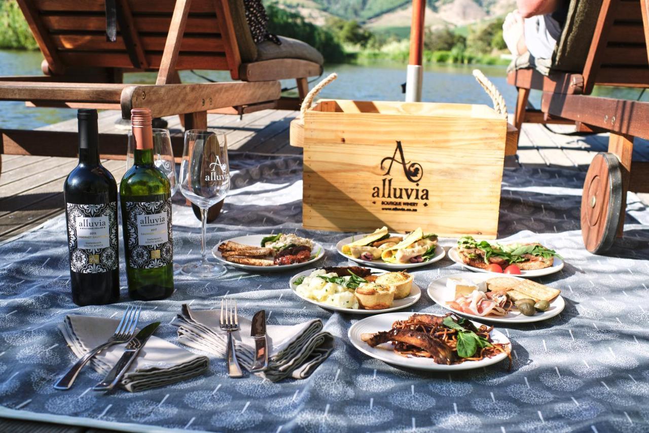 Alluvia Boutique Winery & Luxury Accommodation สเตลเลนบอช ภายนอก รูปภาพ Picnic at the winery