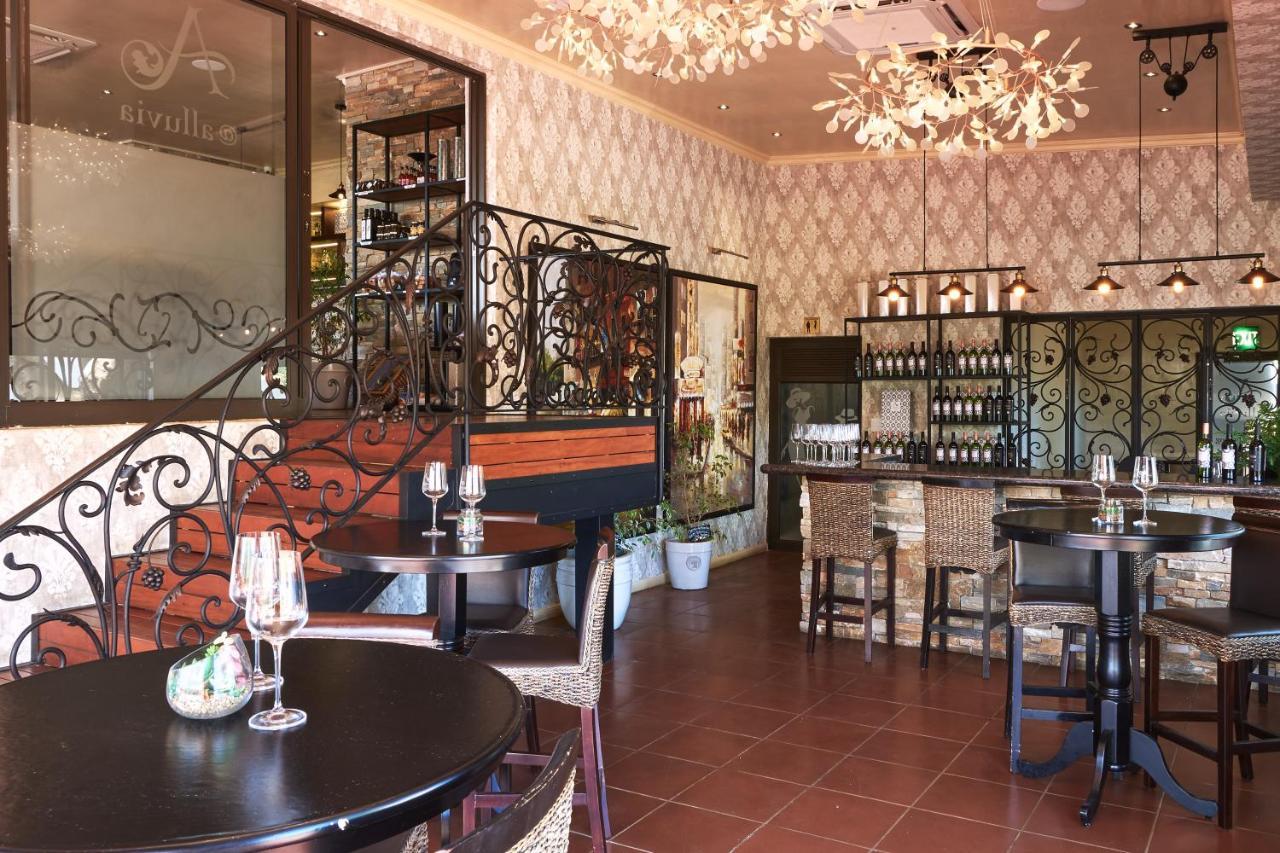 Alluvia Boutique Winery & Luxury Accommodation สเตลเลนบอช ภายนอก รูปภาพ The interior of the wine bar