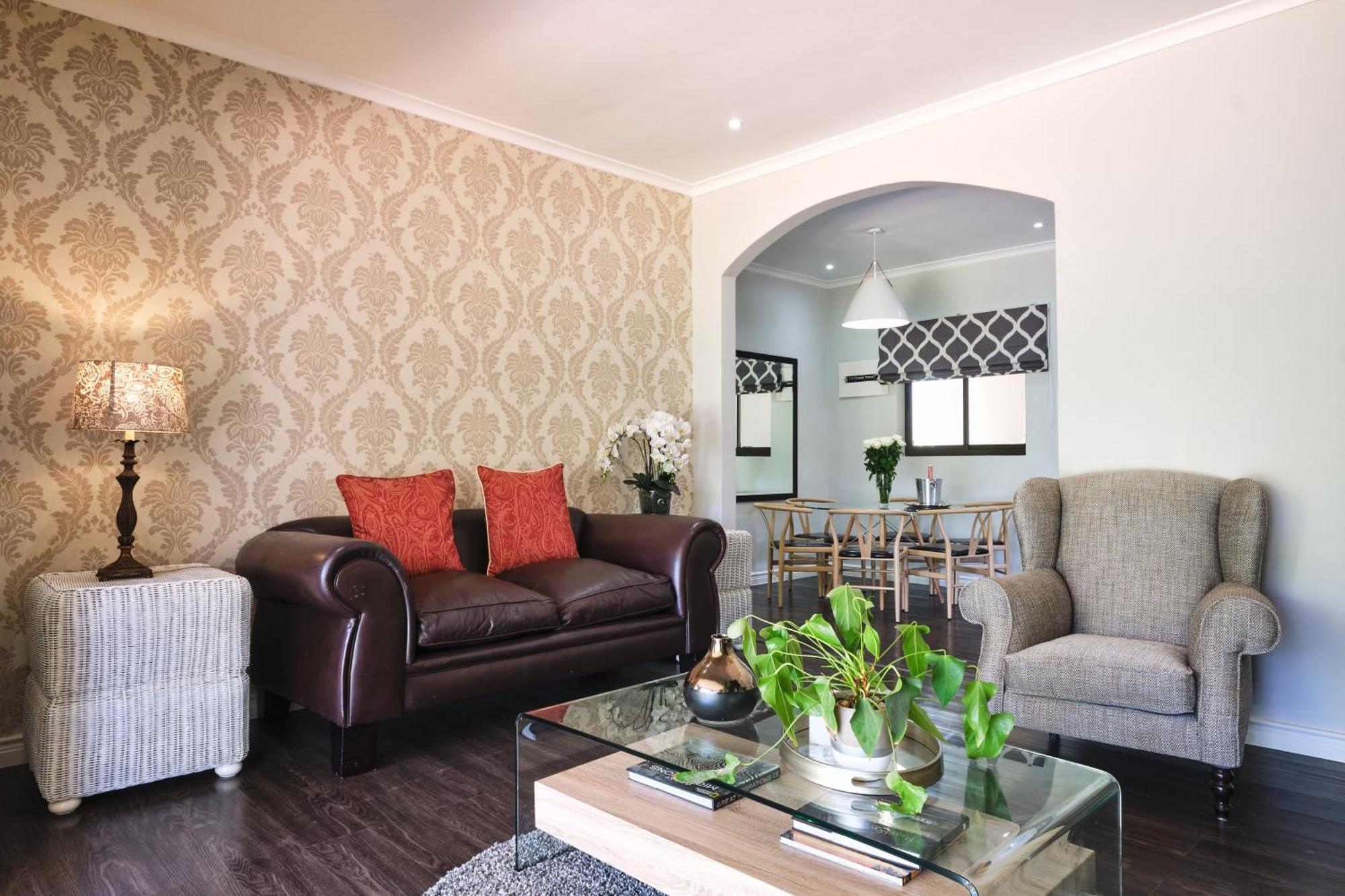 Alluvia Boutique Winery & Luxury Accommodation สเตลเลนบอช ห้อง รูปภาพ A living room with a couch and two armchairs