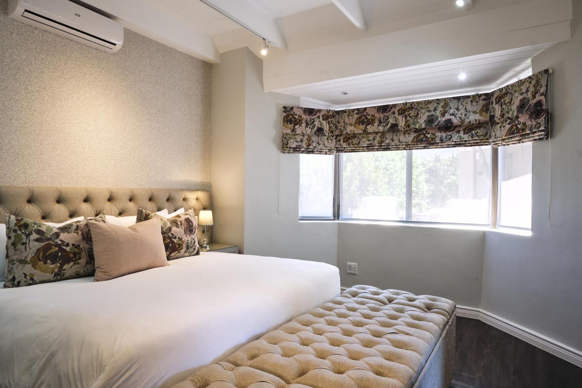 Alluvia Boutique Winery & Luxury Accommodation สเตลเลนบอช ห้อง รูปภาพ A bedroom with a window valance