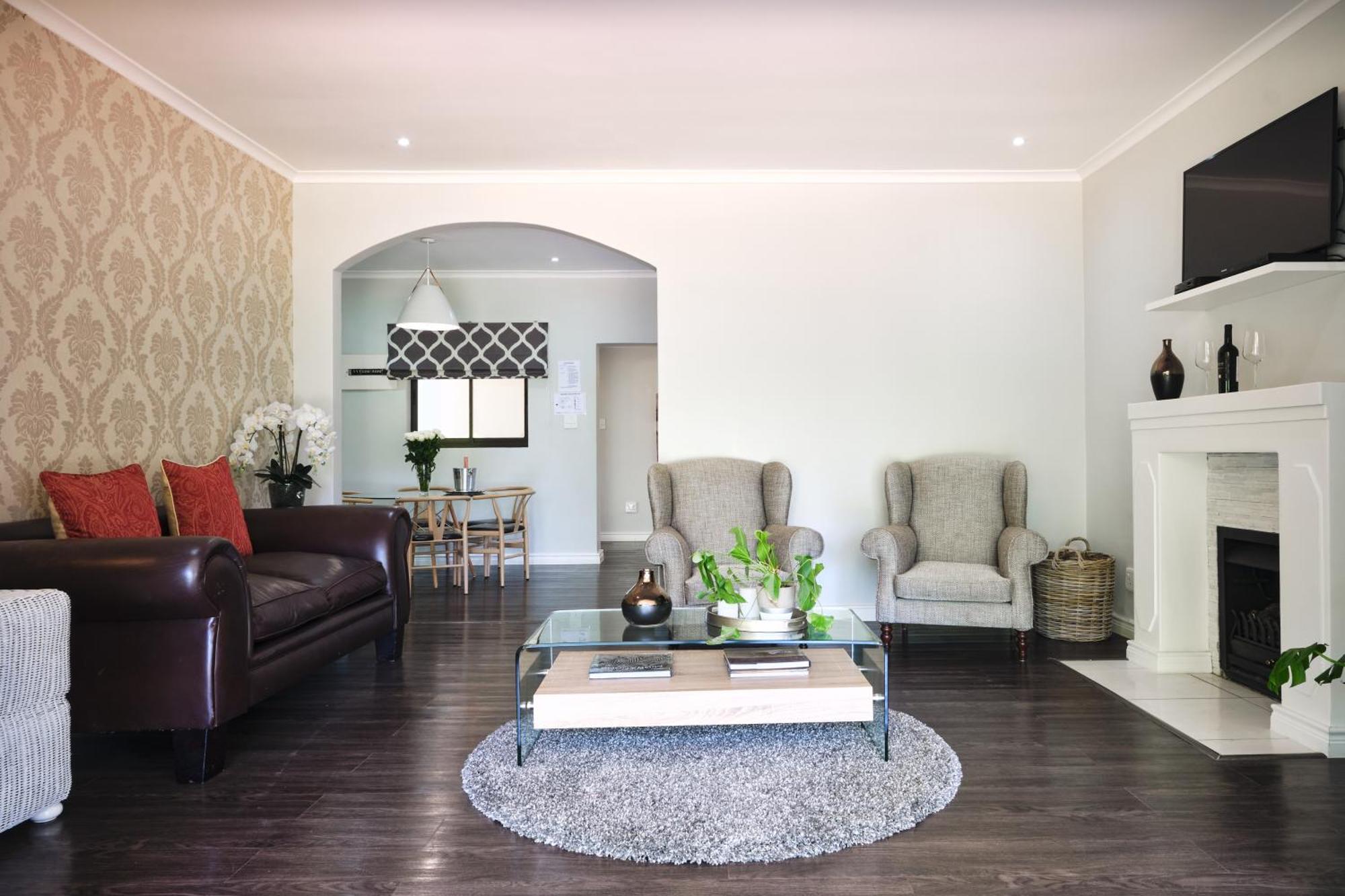 Alluvia Boutique Winery & Luxury Accommodation สเตลเลนบอช ห้อง รูปภาพ A living room in a house