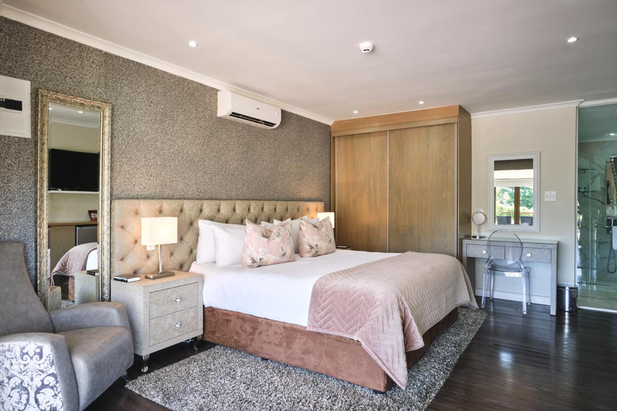 Alluvia Boutique Winery & Luxury Accommodation สเตลเลนบอช ห้อง รูปภาพ A bedroom at the Cape Heritage