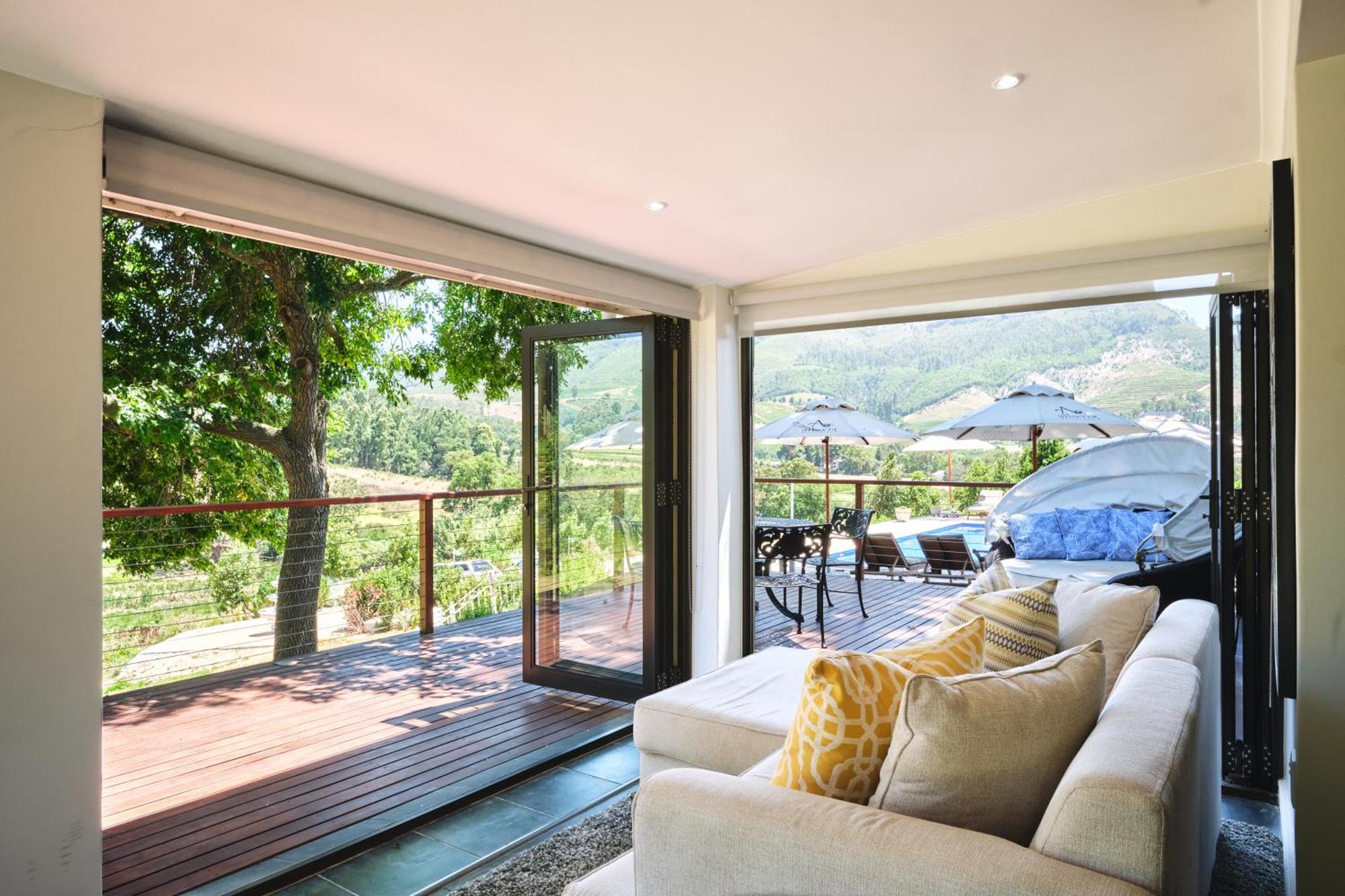 Alluvia Boutique Winery & Luxury Accommodation สเตลเลนบอช ห้อง รูปภาพ A living room with a view of the vineyard