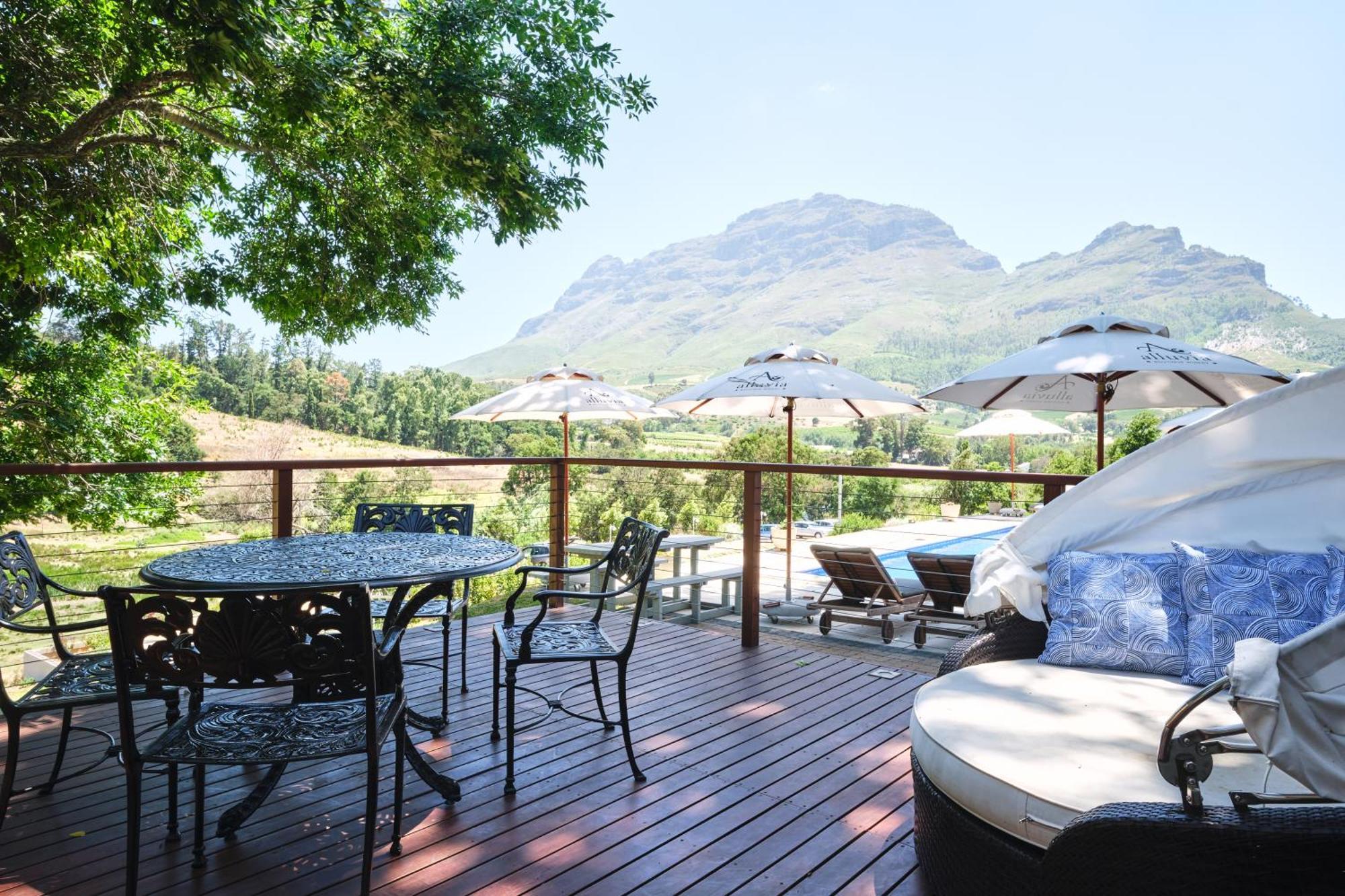 Alluvia Boutique Winery & Luxury Accommodation สเตลเลนบอช ห้อง รูปภาพ View of the Hot Tub at the Spa at La Motte