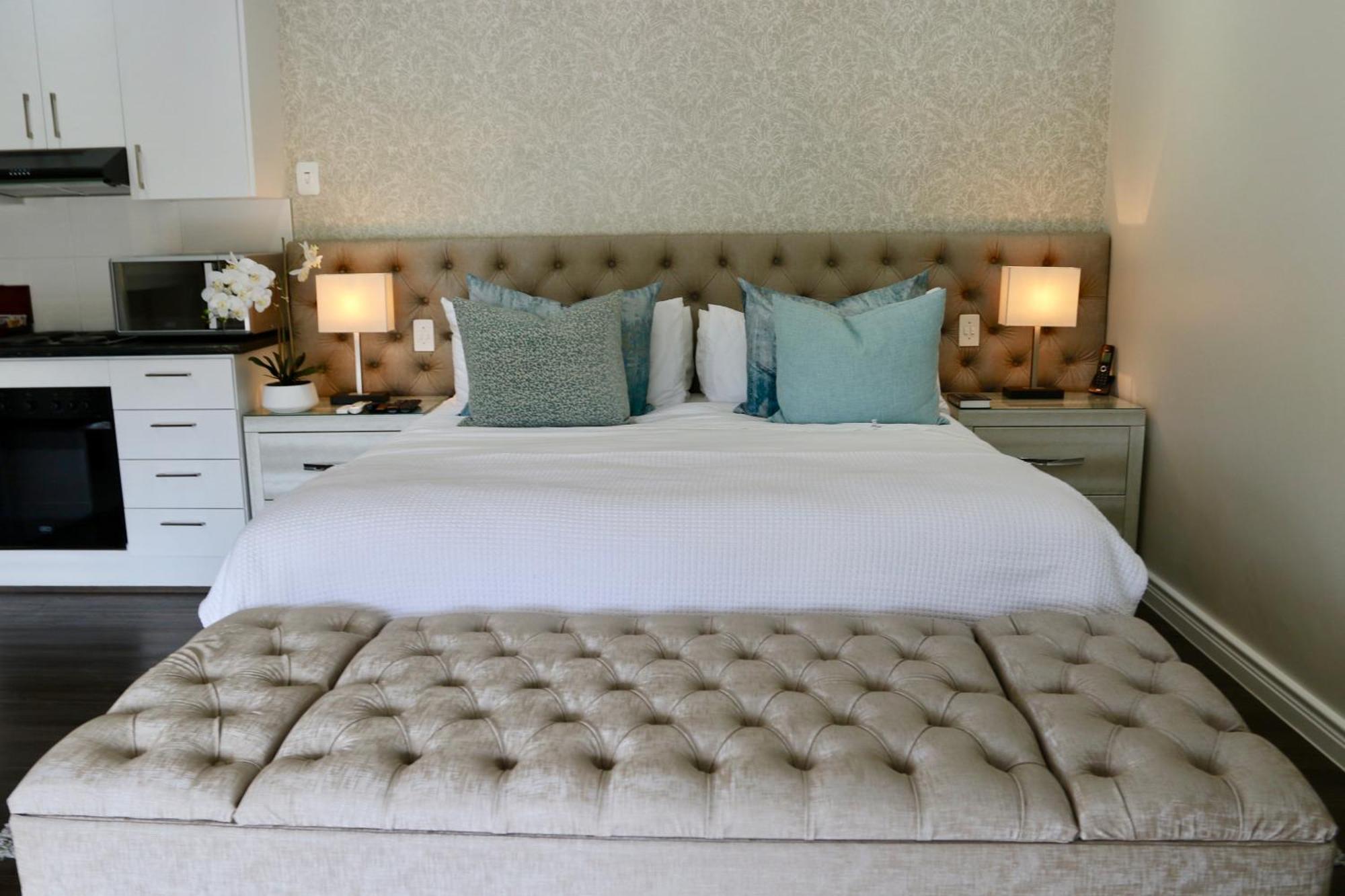 Alluvia Boutique Winery & Luxury Accommodation สเตลเลนบอช ห้อง รูปภาพ A bedroom at the hotel